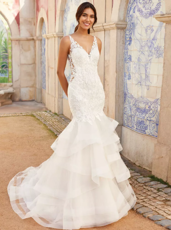 Gaun dengan tumpukan ruffle di bagian belakang